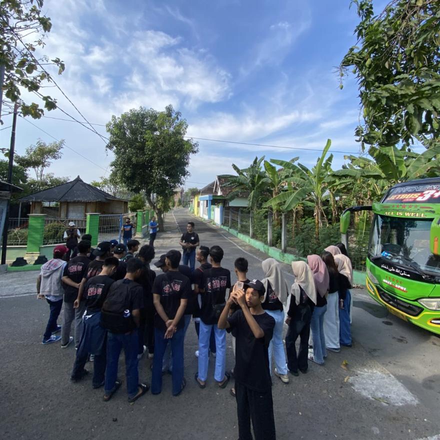 Main  Ke Pantai, Bikin Konten, Belanja Oleh-Oleh, dan Karaokean! Seharian Bareng GEMA 08